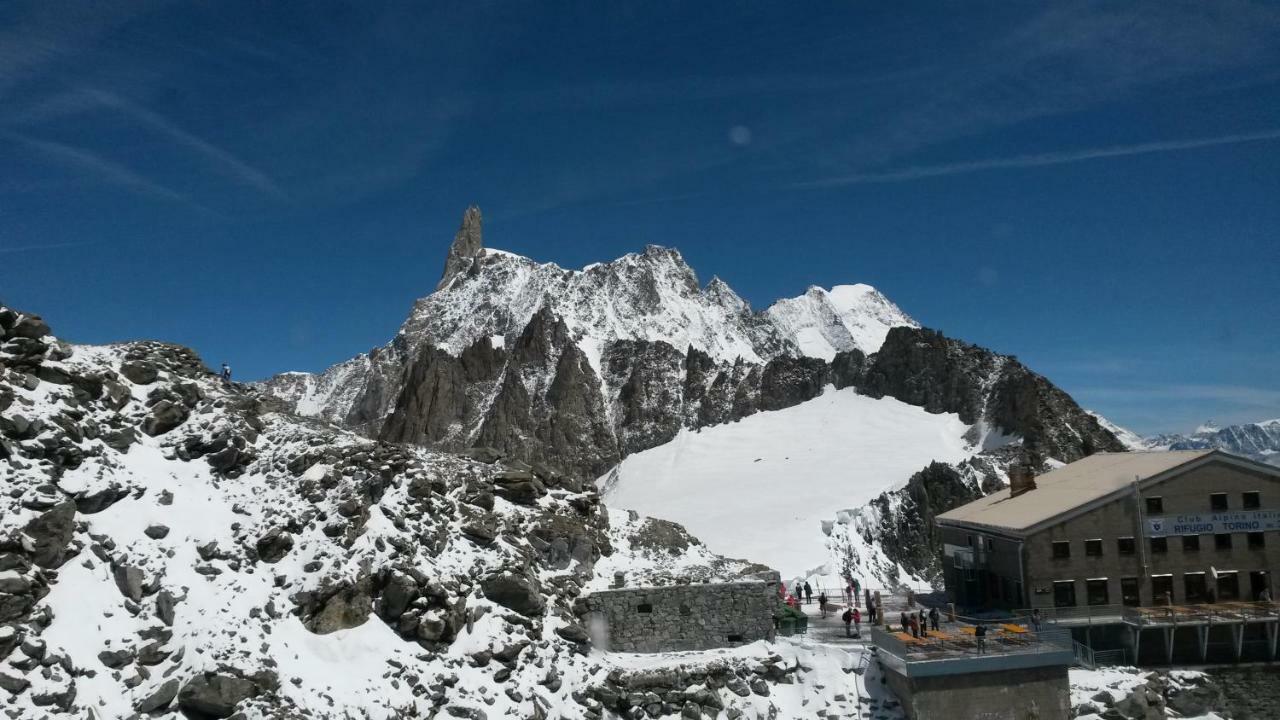 Chez Soi Taverna Alloggio A Courmayeur Exterior photo